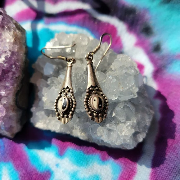 Sterling Silver earrings with enamel Yin Yang symbol. - Picture 2 of 3